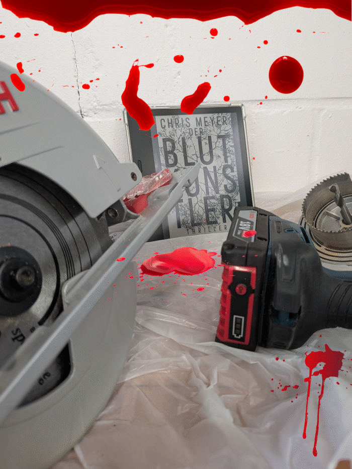 Chris Meyer: Der Blutkünstler. Auf einer Werkbank mit Folie ausgelegt, steht der Kindle mit dem Cover des Buches, drumherum sind eine Kreissäge, ein Akkuschrauber und eine Bohreinheit mit Kreissäge herum, im Vordergrund sind Blutspritzer. Das Cover ist schwarz-weiß, weil kein Farbdisplay vorhanden, ursprünglich ziehen sich auf demWeißen Cover, rote Adern vermutlich von einem Gehirn.